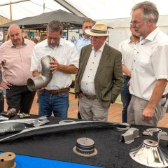 Ortsbürgermeister Jochen Becker, Landrat Achim Schwickert, Bürgermeister Gerrit Müller (VG Rennerod), Ulrich Theis und Bürgermeister Andreas Heidrich (von links) zeigten sich beeindruckt vom Produktportfolio der GDH Metallverarbeitungs GmbH.