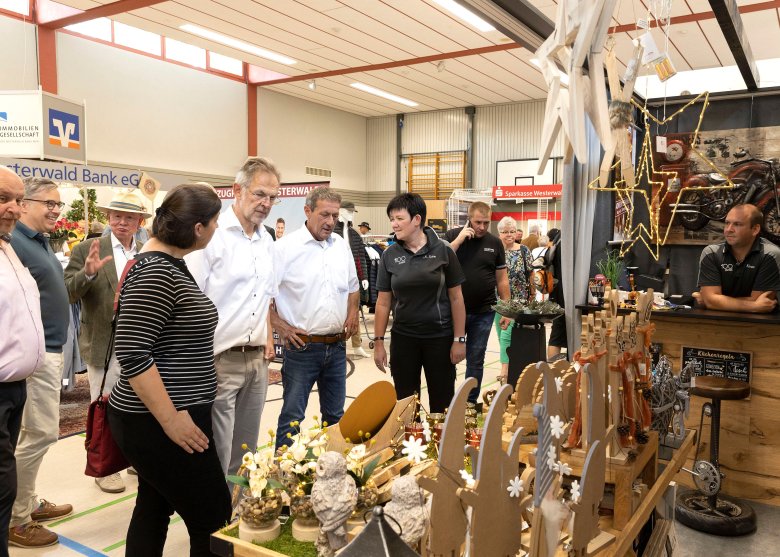 Geschäftsführerin Nicole Sahm (rechts) erläuterte Ortsbürgermeister Jochen Becker (hinten links), Katharina Schlag, Bürgermeister Andreas Heidrich und Landrat Achim Schwickert (vorne von links) das neue Angebot des Holzstudios Sahm, was auch Gesprächsthema von Karsten Lucke, MdEP (hinten 2.v.l.) und Ulrich Theis (hinten rechts) war. Geschäftsführerin Nicole Sahm (rechts) erläuterte Ortsbürgermeister Jochen Becker (hinten links), Katharina Schlag, Bürgermeister Andreas Heidrich und Landrat Achim Schwickert (vorne von links) das neue Angebot des Holzstudios Sahm, was auch Gesprächsthema von Karsten Lucke, MdEP (hinten 2.v.l.) und Ulrich Theis (hinten rechts) war.