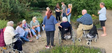 Wie diese Gruppe im Apothekergarten, in Sachen Heilpflanzen engagiert informiert durch Frau Doktor Ulrike Engel (Mitte), waren alle begeistert bei der Sache und fühlten sich altersunabhängig sichtlich wohl und integriert. Wie diese Gruppe im Apothekergarten, in Sachen Heilpflanzen engagiert informiert durch Frau Doktor Ulrike Engel (Mitte), waren alle begeistert bei der Sache und fühlten sich altersunabhängig sichtlich wohl und integriert.