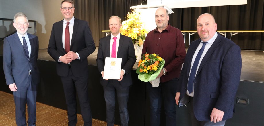 Der rheinland-pfälzische Sozialminister Alexander Schweitzer (2. v.l.) überreichte den 
Landespreis für beispielhafte Beschäftigung schwerbehinderter Menschen an Dr. Marc Sesterhenn (Mitte) und Uwe Land 2. v.r.) von der Firma Rittal aus Hof. Bürgermeister Andreas Heidrich (links) und der Hofer Ortsbürgermeister Jochen Becker (rechts) gehörten zu den ersten Gratulanten.