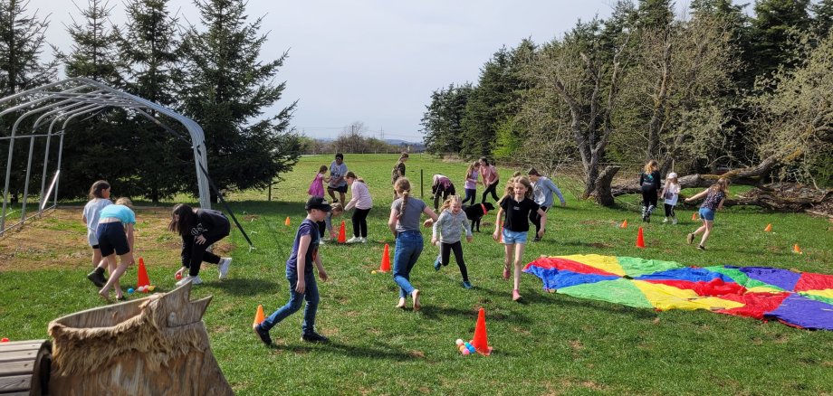 Wie hier beim “Ostereierklau“ hatte die Gruppe nicht nur auf dem Rücken der Ponys riesigen Spaß bei den Aktionen des Nachmittages in Christina Weinbrenners Team-Ponyschule. 