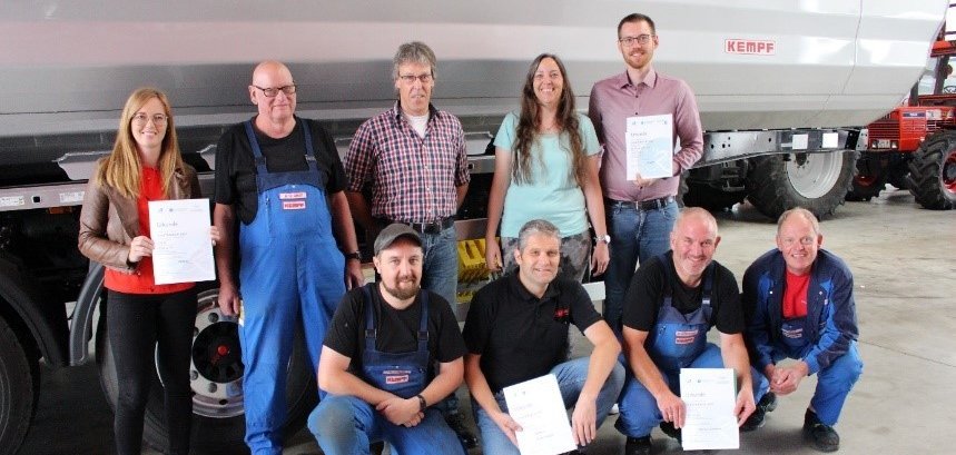 Helena Frink und Johannes Baumann mit einigen Mitgliedern des STADTRADELN-Teams der Firma Fahrzeugbau Kempf Helena Frink und Johannes Baumann mit einigen Mitgliedern des STADTRADELN-Teams der Firma Fahrzeugbau Kempf