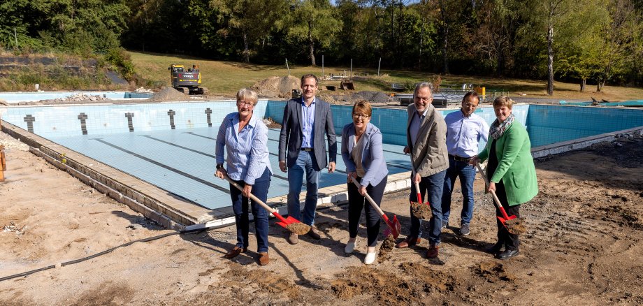 Von links: Stadtbürgermeisterin Sabine Willwacher, Geschäftsführer der MarienBad GmbH Timo Koch, Dr. Tanja Machalet (MdB), Bürgermeister Andreas Heidrich, leitender Bauingenieur Oliver Martin und die Unnauer Ortsbürgermeisterin Iris Wagner freuten sich sichtlich, den Startschuss für die Generalsanierung des Freibads in Unnau geben zu können.