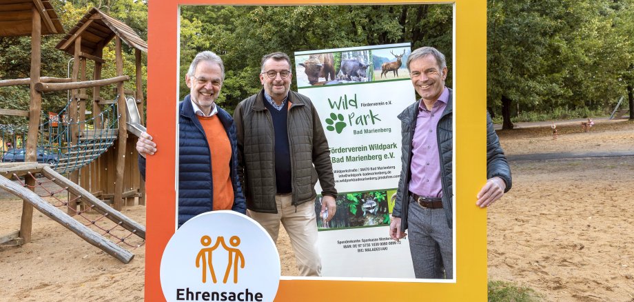 Norbert Rausch von der evm übergibt den Spendenbetrag zusammen mit Bürgermeister Andreas Heidrich an den Vorsitzenden des Fördervereins Wildpark Bad Marienberg Stefan Weber.