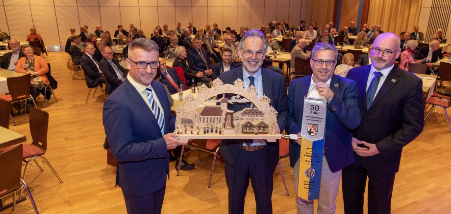 Der Oberbürgermeister der Großen Kreisstadt Marienberg/Erzgebirge André Heinrich (links) und sein Ehrenamtlicher Stellvertreter Roy Müller (rechts) überreichten Bürgermeister Andreas Heidrich (2.v.l.) und dem Ersten Beigeordneten Karsten Lucke, MdEP (2.v.r.) mit dem wunderschönen Schwibbogen ein „Licht aus dem Erzgebirge, das uns nach vorne bringen soll“ und einen eigens angefertigten Wimpel als Geschenke zum 50-jährigen Bestehen der Verbandsgemeinde.