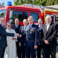 Feuerwehrleute bei der Fahrzeugübergabe