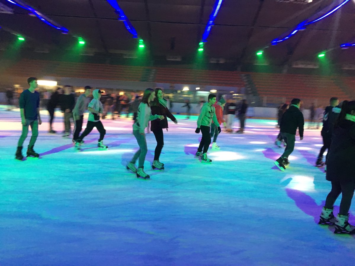 Menschen auf der Eislaufbahn