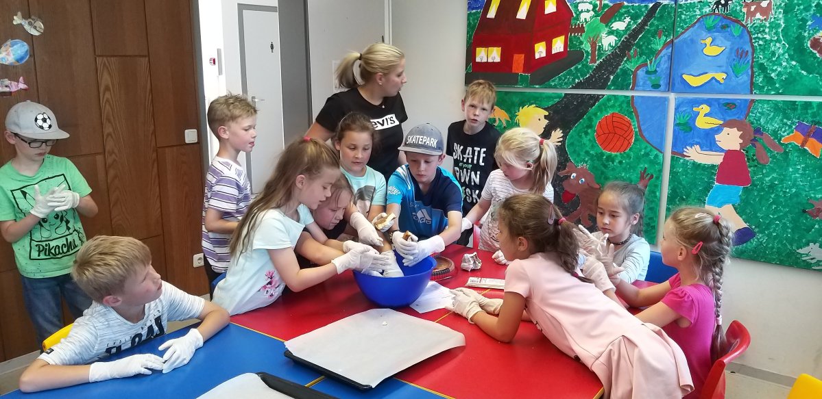 Kinder bereiten das Gebäck zu