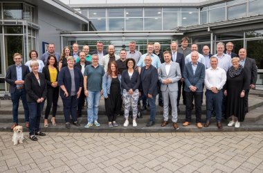 Die Mitglieder des neuen Rates stehen vor dem Verwaltungsgebäude. - Link öffnet seitenüberlagerndes Dialog-Fenster