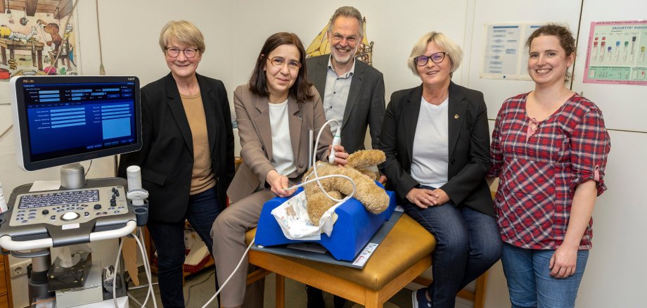 Ärztinnen und Vertreter von Stadt und Verbandsgemeinde freuen sich über neue Geräte.