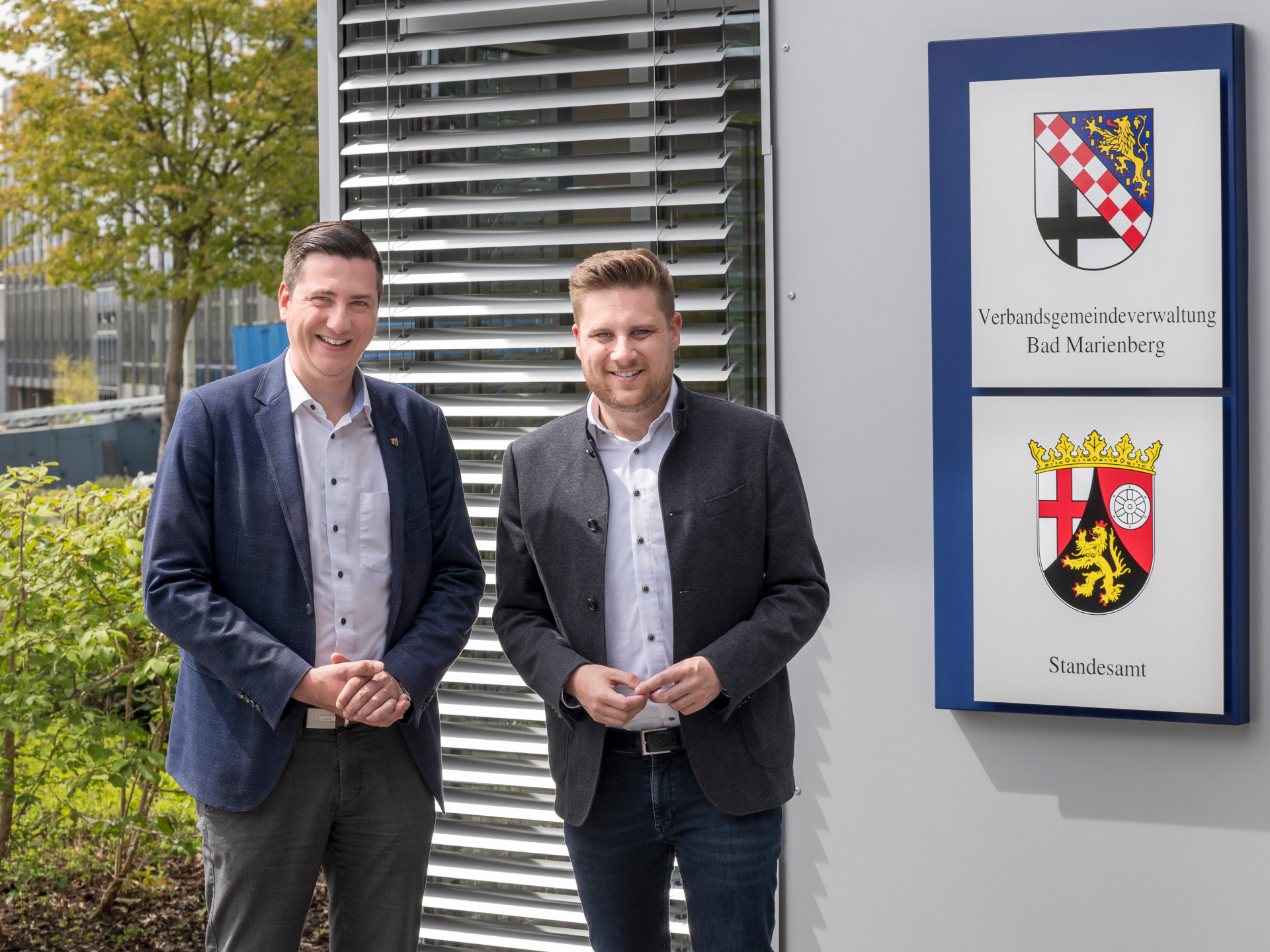 Bürgermeister Marvin Kraus gratuliert Janick Pape