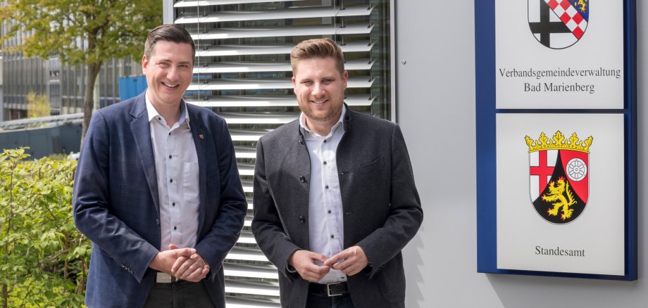 Bürgermeister Marvin Kraus gratuliert Janick Pape