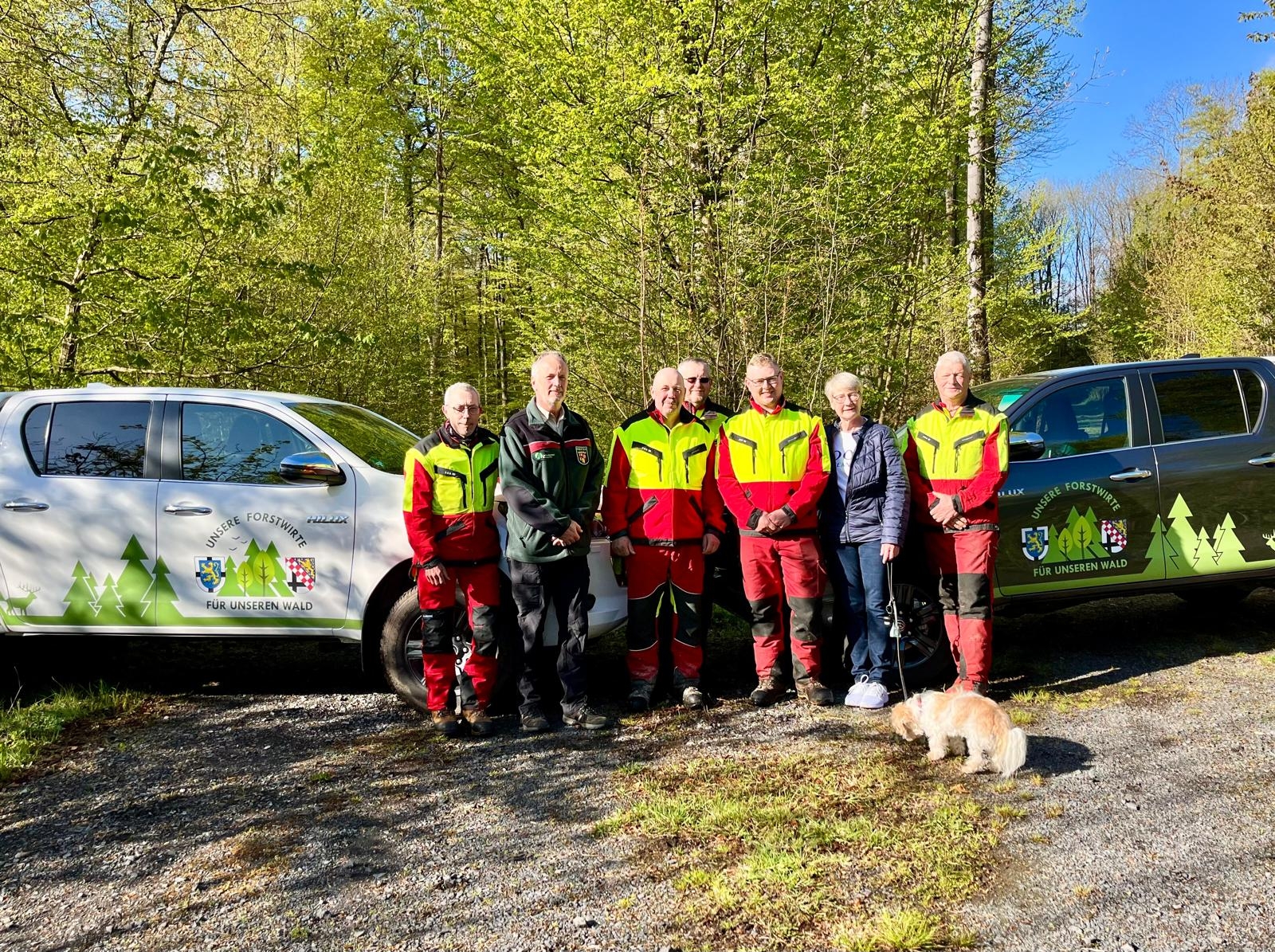 Die Forstmitarbeiter vor den neuen Fahrzeugen