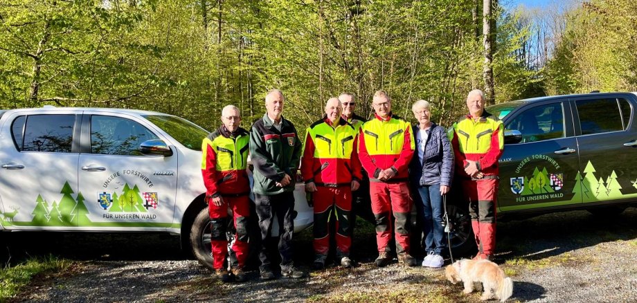 Die Forstmitarbeiter vor den neuen Fahrzeugen
