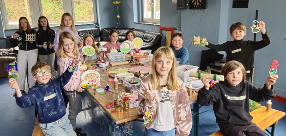 Stolz präsentieren die Bastelfans ihre mit viel Phantasie und Freude hergestellten Osterüberraschungen. Teilnehmer beim Osterferienspaß