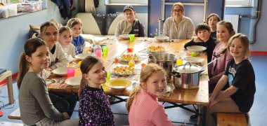 Teilnehmer des Osterferienspaß beim Essen.