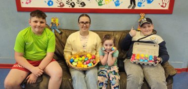 Teilnehmer mit den gefärbten Eiern