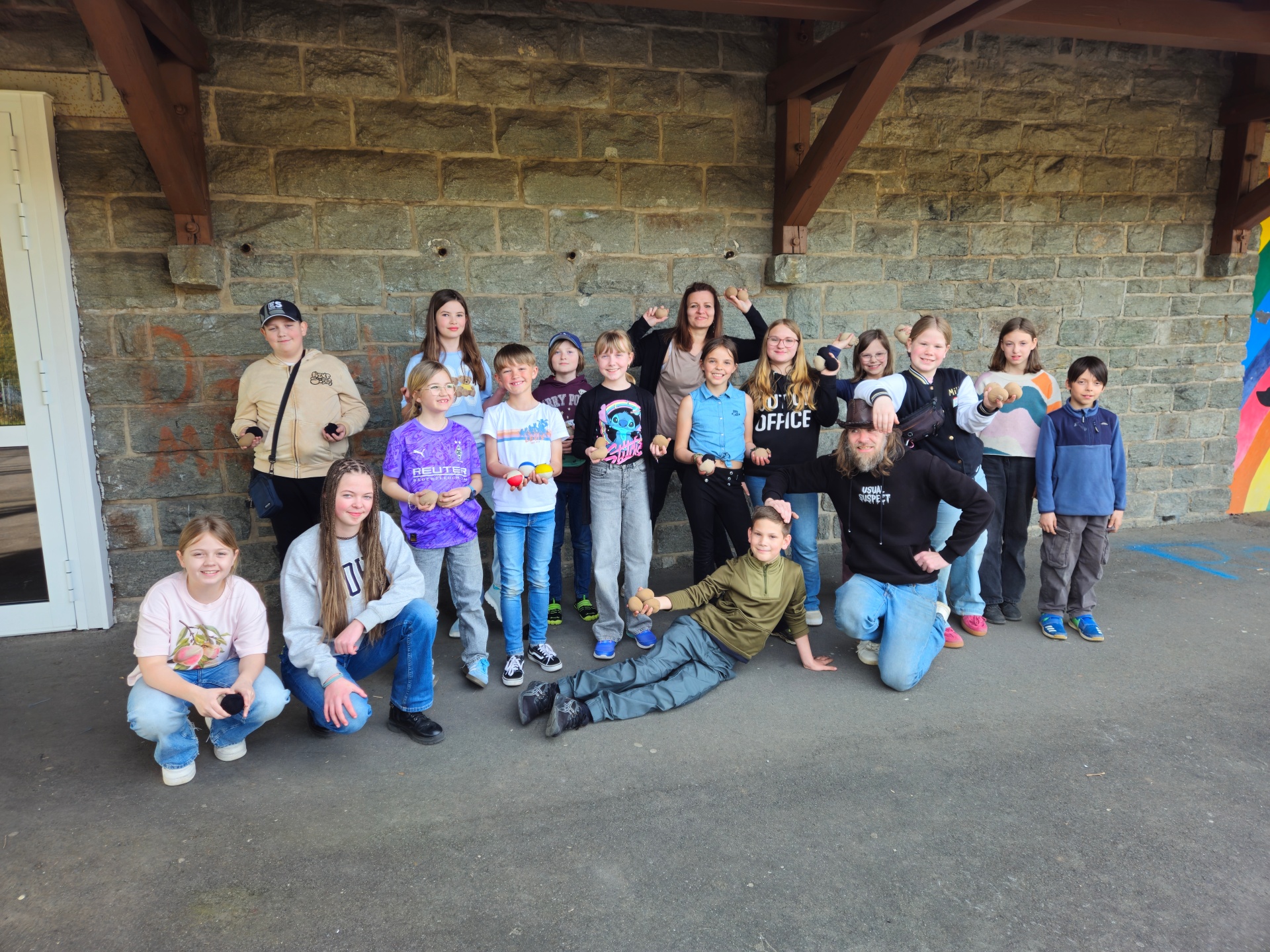 Teilnehmer des Workshops vor dem Gebäude.