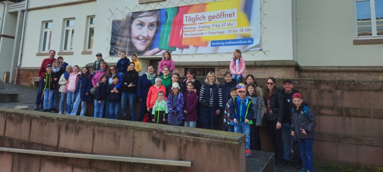 Teilnehmer vor dem Mathematikum.