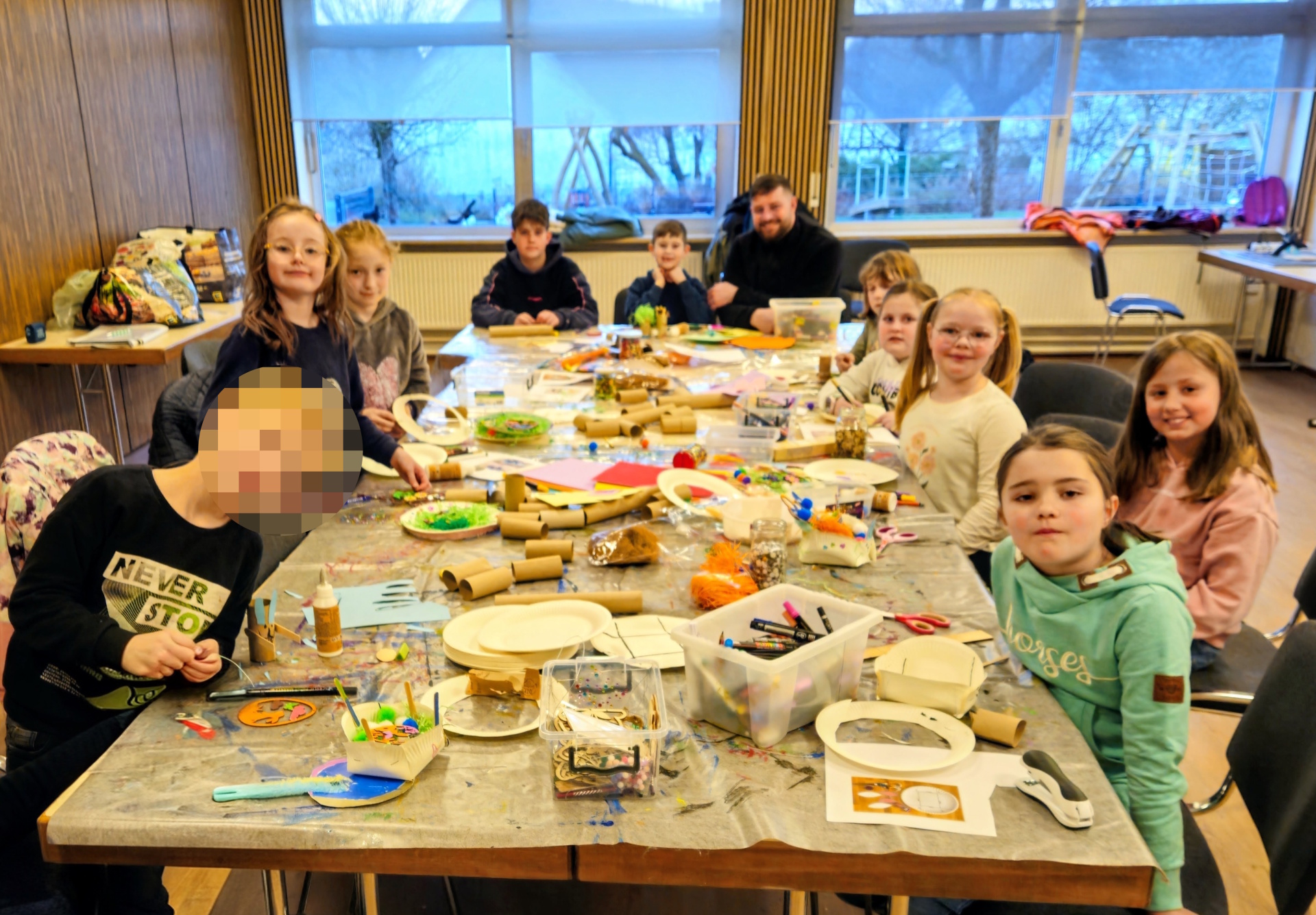 Wie hier, in der Hasenwerkstatt in Stockhausen-Illfurth hatten die Kinder in allen interessierten Ortsgemeinden der Verbandsgemeinde viel Spaß beim fertigen von individueller Osterdeko und Geschenken aus einem bunten Allerlei aus verschiedensten Materialien und vielfältigen Anregungen. Kinder in der Hasenwerkstatt.