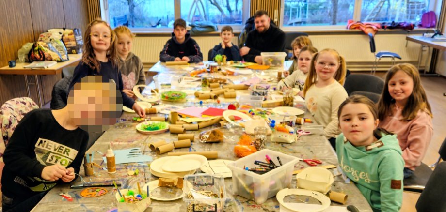 Kinder in der Hasenwerkstatt.