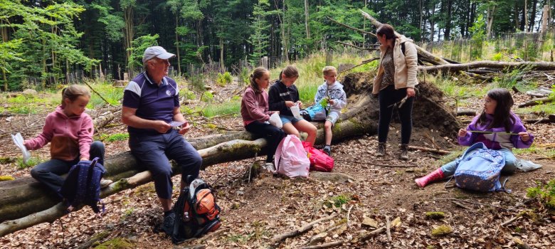 Teilnehmer im Wald.