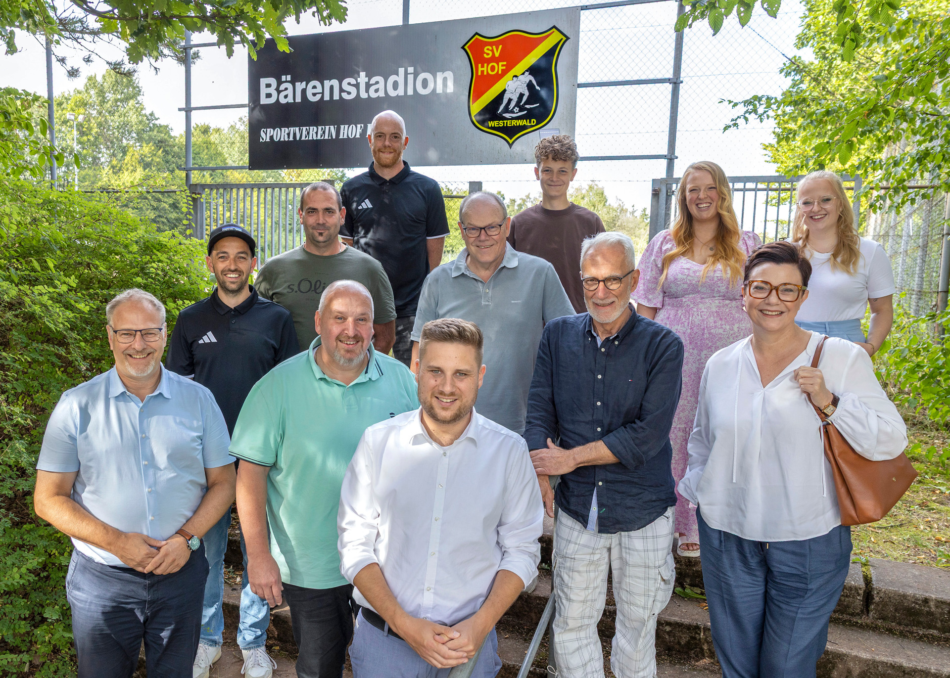 Der Bundestagsabgeordnete Harald Orthey (CDU) besuchte die Ortsgemeinde Hof und wurde von Ortsbürgermeister Jochen Becker und Bürgermeister Marvin Kraus (vorne von links) durch die Ortsgemeinde und nutzte die Gelegenheit zu einem Bürgerdialog mit Vertretern aus Kommunalpolitik, Gewerbe und Vereinen. Die Besucher vor dem Hofer Stadion