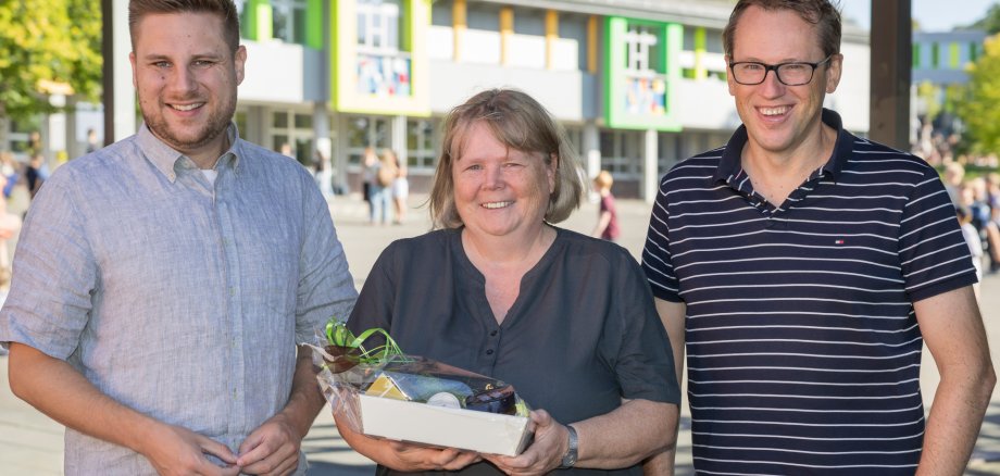 Bürgermeister Marvin Kraus (links) begrüßte gemeinsam mit Fachbereichsleiter Alexander Stahl im Namen des Schulträgers die neue Schulleiterin sehr herzlich in Bad Marienberg und bestellte im Namen des Gremiums die besten Wünsche für eine gute Zusammenarbeit. Die Beteiligten auf dem Schulgelände.