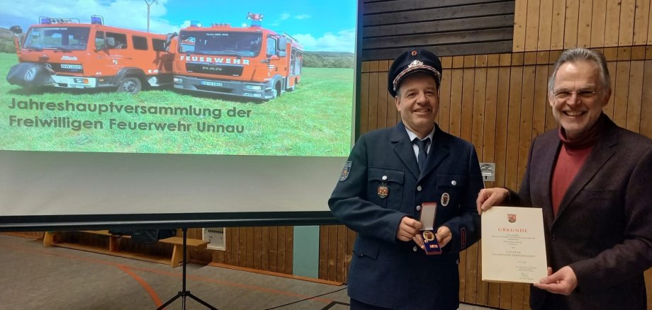 Eine außergewöhnliche Ehrung konnte Bürgermeister Andreas Heidrich anlässlich der Jahreshauptversammlung der Freiwilligen Feuerwehr Unnau vornehmen. Heiko Schütz erhielt für 35 Jahre aktiven ehrenamtlichen Feuerwehrdienst das Goldene Feuerwehr-Ehrenzeichen des Landes Rheinland-Pfalz.