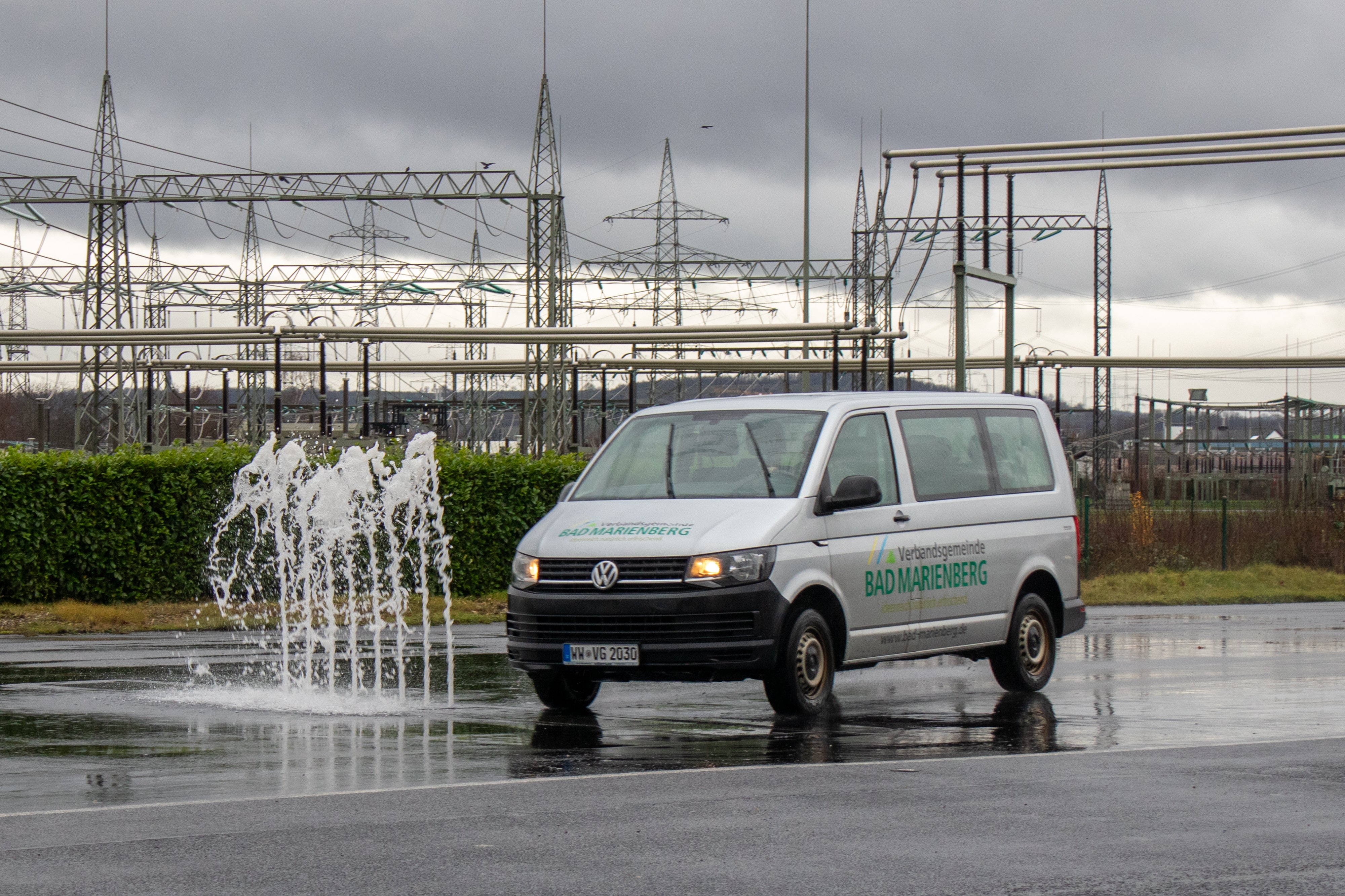 Der Bürgerbus beim Training vor einer Wasserwand.