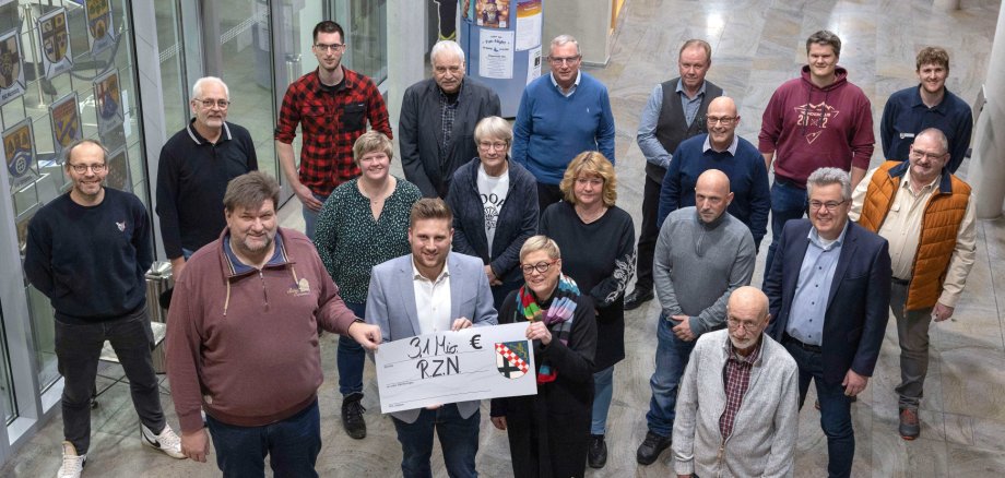 Stadt- und Ortsbürgermeister bei der Übergabe des Schecks.