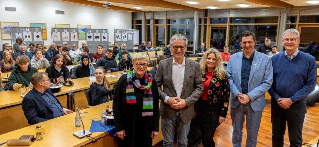 Sie stellten sich den Fragen und der Kritik der Schülerschaft: Landtagspräsident Hendrik Hering (2.v.l.) und MdL Janick Pape (2.v.r.). Moderiert wurde der Abend von Frau Dr. Inka Engel (Mitte) von der Universität Koblenz, die von den Veranstaltern Eva Ehrlich-Lingens (links) vom Team der Initiative Demokratiesommer und Gerd Schell (rechts) von der VHS Bad Marienberg eingeladen worden war.