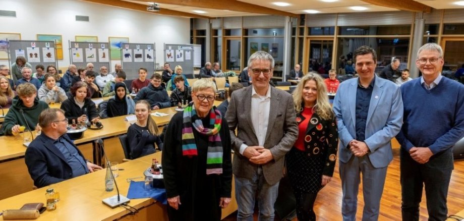 Sie stellten sich den Fragen und der Kritik der Schülerschaft: Landtagspräsident Hendrik Hering (2.v.l.) und MdL Janick Pape (2.v.r.). Moderiert wurde der Abend von Frau Dr. Inka Engel (Mitte) von der Universität Koblenz, die von den Veranstaltern Eva Ehrlich-Lingens (links) vom Team der Initiative Demokratiesommer und Gerd Schell (rechts) von der VHS Bad Marienberg eingeladen worden war.