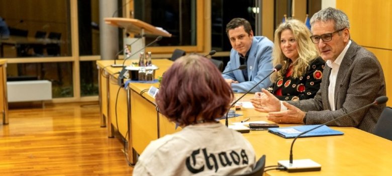 Rund 50 Schülerinnen und Schüler von der Marie-Curie-Realschule plus und dem Ev. Gymnasium Bad Marienberg hatten den Weg in den Jürgen-Schmidt-Saal der Verbandsgemeindeverwaltung gefunden, um mit den Landtagsabgeordneten Hendrik Hering und Janick Pape zu diskutieren.