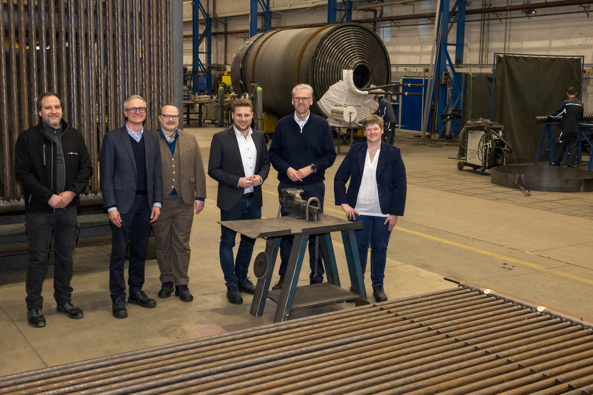 Bürgermeister Marvin Kraus (3. v. r.) und seine Stellvertreterin Iris Wagner (rechts), sowie die beiden Fraktionsvorsitzenden Dr. Kai Müller (CDU) und Thomas Zadro (Bündnis 90/Die Grünen), dankten Geschäftsführer Rüdiger Siefert (2.v.r.) und Ferti-gungsleiter Timo Quirmbach (links) für die Einblicke in den innovativen Traditionsbe-trieb.

Das Unternehmen ist seit über 80 Jahren ein verlässlicher und starker Arbeitgeber in der Region und hat sich im Laufe der Jahrzehnte eine weltweit führende Funktion für hoch spezialisierte Rohrverformungstechnik sowie als Hersteller komplexer Schweiß-baugruppen erarbeitet.