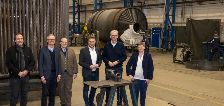 Bürgermeister Marvin Kraus (3. v. r.) und seine Stellvertreterin Iris Wagner (rechts), sowie die beiden Fraktionsvorsitzenden Dr. Kai Müller (CDU) und Thomas Zadro (Bündnis 90/Die Grünen), dankten Geschäftsführer Rüdiger Siefert (2.v.r.) und Ferti-gungsleiter Timo Quirmbach (links) für die Einblicke in den innovativen Traditionsbe-trieb.

Das Unternehmen ist seit über 80 Jahren ein verlässlicher und starker Arbeitgeber in der Region und hat sich im Laufe der Jahrzehnte eine weltweit führende Funktion für hoch spezialisierte Rohrverformungstechnik sowie als Hersteller komplexer Schweiß-baugruppen erarbeitet.