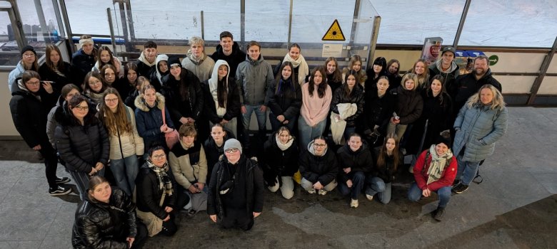 Die Gruppe Jugendlicher in der Eissporthalle