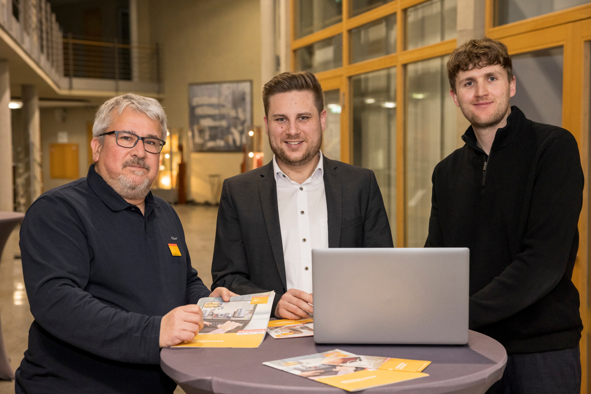 Zum Start begrüßten Bürgermeister Marvin Kraus (links) und Klimaschutzmanager Henning Dörr den Energieberater Marc Wienand (Mitte). Beide betonten die Bedeutung des Angebots für die Region: Unabhängige und qualifizierte Beratung unterstütze Bürgerinnen und Bürger dabei, Energie zu sparen, Kosten zu senken und gleichzeitig einen aktiven Beitrag zum Klimaschutz zu leisten.