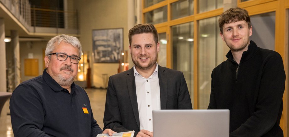 Zum Start begrüßten Bürgermeister Marvin Kraus (links) und Klimaschutzmanager Henning Dörr den Energieberater Marc Wienand (Mitte). Beide betonten die Bedeutung des Angebots für die Region: Unabhängige und qualifizierte Beratung unterstütze Bürgerinnen und Bürger dabei, Energie zu sparen, Kosten zu senken und gleichzeitig einen aktiven Beitrag zum Klimaschutz zu leisten.