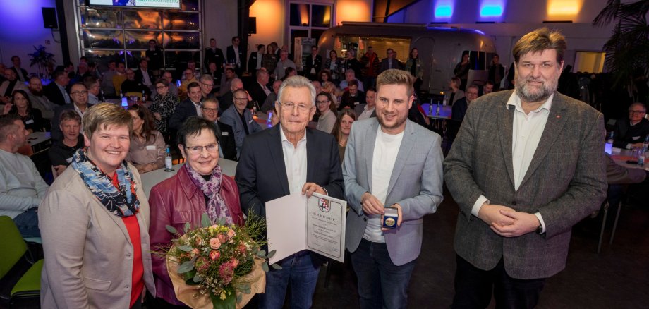 Erste Beigeordnete Iris Wagner, Margarete Schilling-Scholl, Klaus Scholl, Bürgermeister Marvin Kraus, Beigeordneter Thomas Mockenhaupt