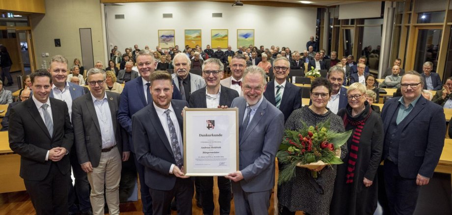 Andreas Heidrich empfängt die Dankurkunde im Rahmen der Ratssitzung. Andreas Heidrich empfängt die Dankurkunde im Rahmen der Ratssitzung.