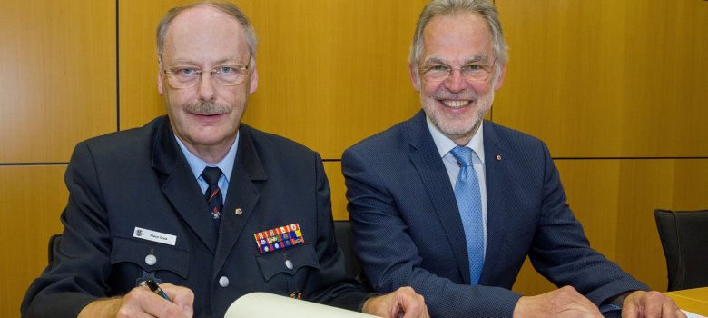 Im Anschluss an die offizielle Ehrung trug sich Klaus Groß, wie in der Ehrenordnung vorgesehen, in das Goldene Buch der Verbandsgemeinde Bad Marienberg ein.