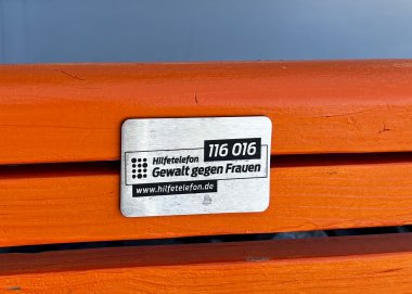 116 016 - Hilfetelefon Schild mit der Nummer des Hilfetelefons: 116016