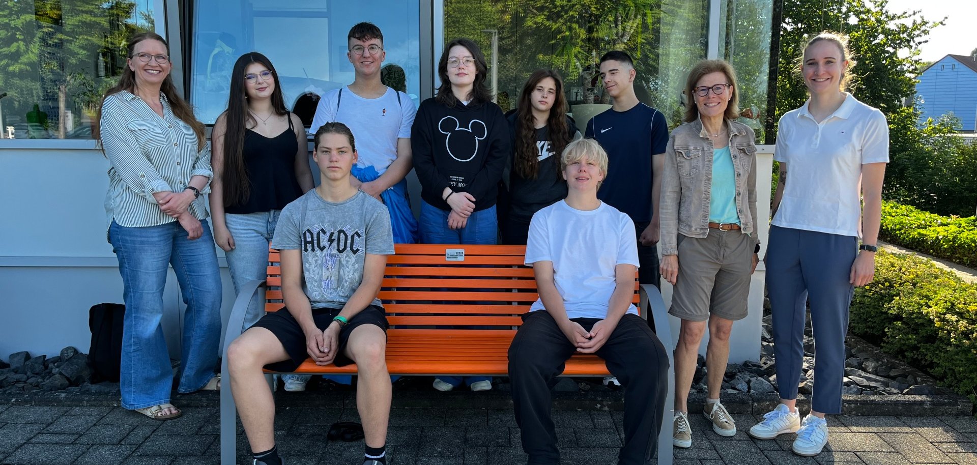 V. l. n. r.: Tanja Woiner (Schulsozialarbeiterin), Alana Piras, Lasse Prill, Hannes Stahl, Emily Pudwel, Aimee Schumacher, Denis Michajlow, Luca Stahl, Ulrike Wilde (Präventionslehrerin), Louisa Demmer (Sozialarbeiterin im Schulzentrum). Es fehlt: Julien Fleck Beteiligte der Aktion bei der aufgestellten Bank.