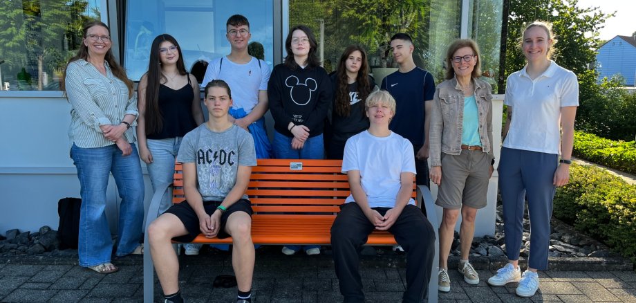 V. l. n. r.: Tanja Woiner (Schulsozialarbeiterin), Alana Piras, Lasse Prill, Hannes Stahl, Emily Pudwel, Aimee Schumacher, Denis Michajlow, Luca Stahl, Ulrike Wilde (Präventionslehrerin), Louisa Demmer (Sozialarbeiterin im Schulzentrum). Es fehlt: Julien Fleck Beteiligte der Aktion bei der aufgestellten Bank.