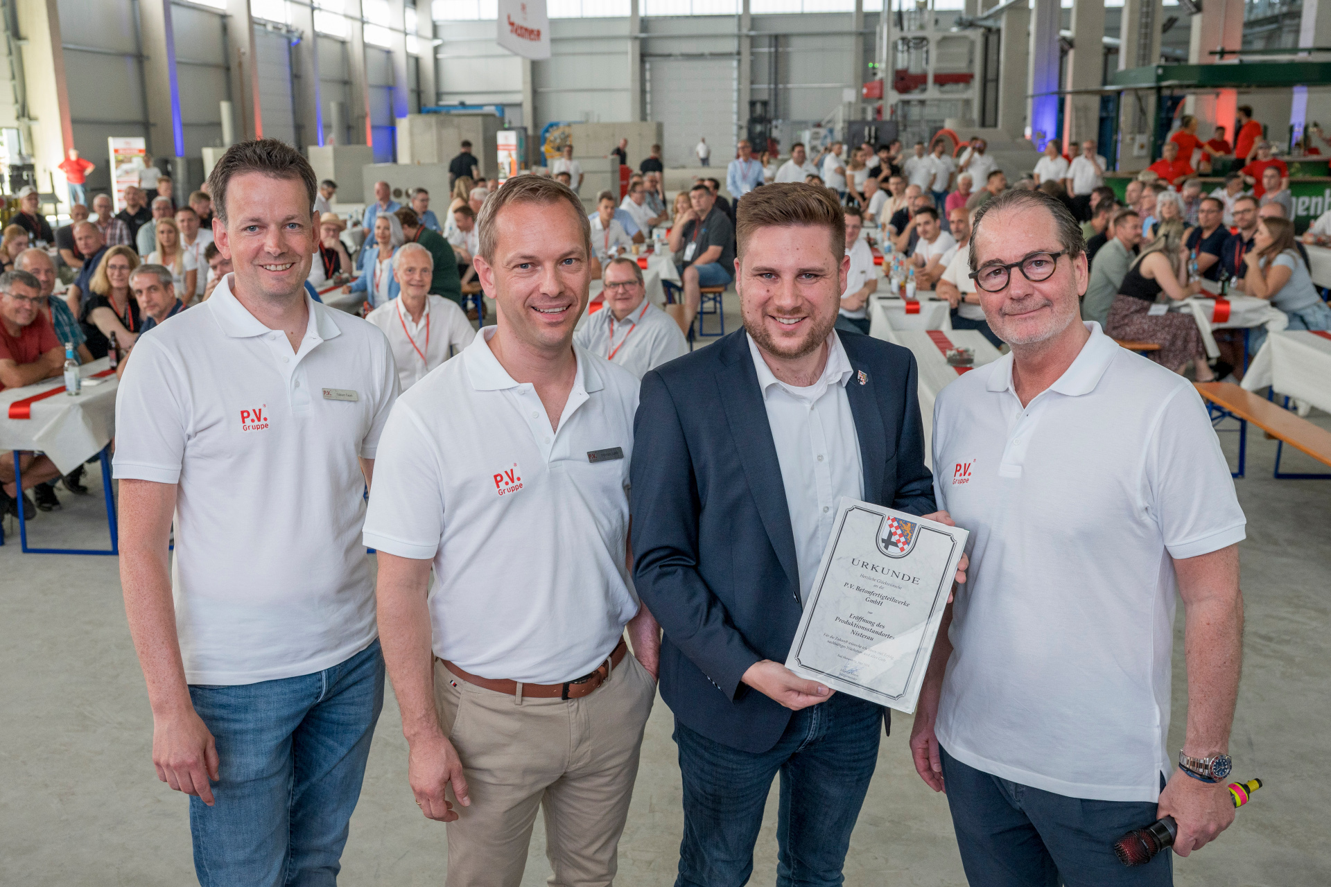 Freuten sich mit den zahlreichen Gästen über die feierliche Eröffnung des neuen Produktionswerks: (v.l.n.r.) Fabian Fasel, Florian John, Bürgermeister Marvin Kraus, Ernestos Varvaroussis. Personen bei der Eröffnung