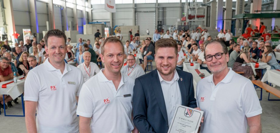 Freuten sich mit den zahlreichen Gästen über die feierliche Eröffnung des neuen Produktionswerks: (v.l.n.r.) Fabian Fasel, Florian John, Bürgermeister Marvin Kraus, Ernestos Varvaroussis. Personen bei der Eröffnung