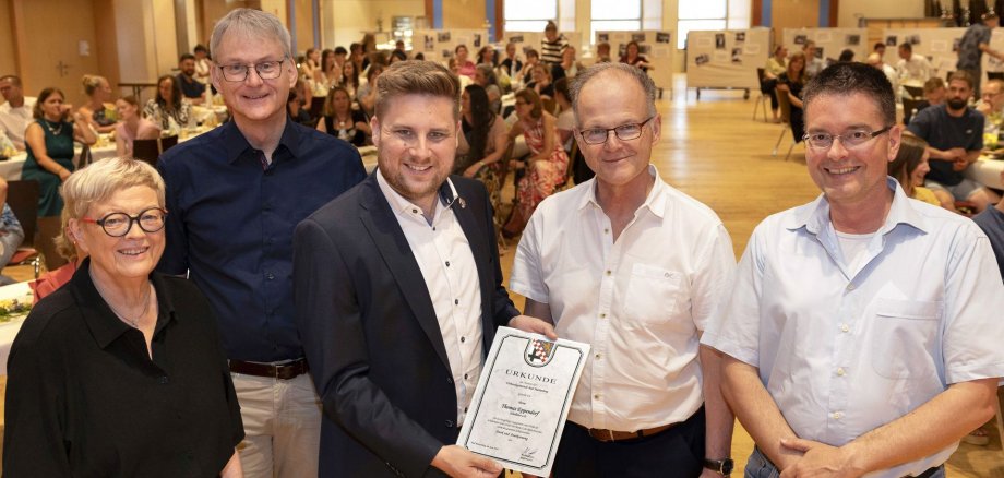 Als Vertreter des Schulträgers Verbandsgemeinde Bad Marienberg überreichte Bürgermeister Marvin Kraus dem scheidendem Schulleiter Thomas Eppendorf (3. und 4. v.l.) eine symbolische Abschiedsurkunde und verabschiedete ihn nach mehr als 20jähriger Tätigkeit im Schulzentrum Bad Marienberg in den Ruhestand.
VG-Beigeordnete Eva Ehrlich-Lingens (links) als langjährige Kollegin Eppendorfs sowie Büroleiter Gerd Schell (2.v.l.) als Vertreter der Verbandsgemeindeverwaltung nahmen an der Feierstunde zum Abschied Thomas Eppendorfs ebenso teil, wie Regierungsschuldirektor Jürgen Stahl von der Schulaufsicht der ADD Koblenz, (rechts). Als Vertreter des Schulträgers Verbandsgemeinde Bad Marienberg überreichte Bürgermeister Marvin Kraus dem scheidendem Schulleiter Thomas Eppendorf (3. und 4. v.l.) eine symbolische Abschiedsurkunde und verabschiedete ihn nach mehr als 20jähriger Tätigkeit im Schulzentrum Bad Marienberg in den Ruhestand.
VG-Beigeordnete Eva Ehrlich-Lingens (links) als langjährige Kollegin Eppendorfs sowie Büroleiter Gerd Schell (2.v.l.) als Vertreter der Verbandsgemeindeverwaltung nahmen an der Feierstunde zum Abschied Thomas Eppendorfs ebenso teil, wie Regierungsschuldirektor Jürgen Stahl von der Schulaufsicht der ADD Koblenz, (rechts).