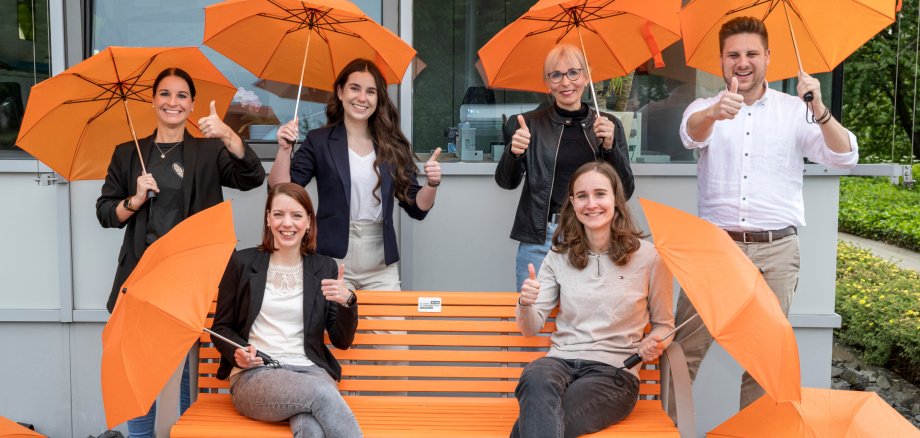 die Beteiligten der Aktion auf der orangen Bank