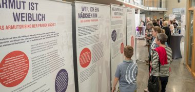 Besucher der Ausstellung